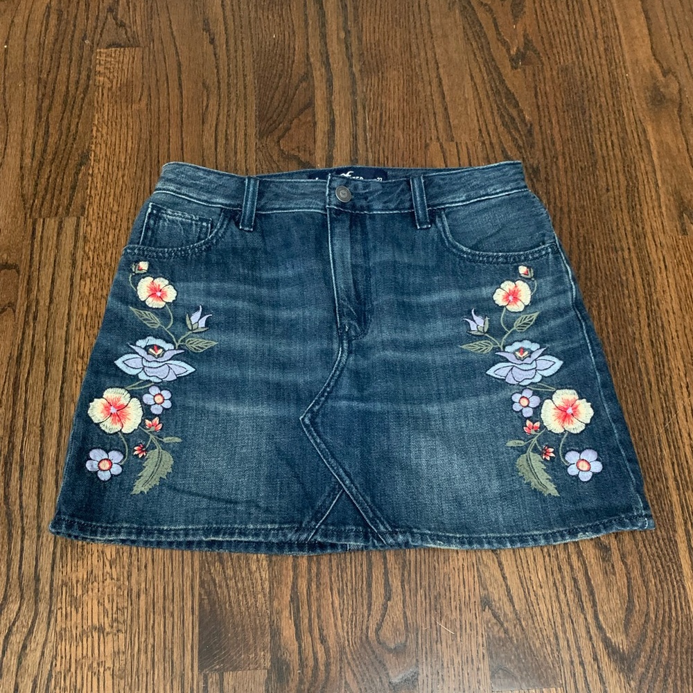 Like New Hollister High Rise Denim Skirt Floral Embroidery Women’s Size 5 or 27”